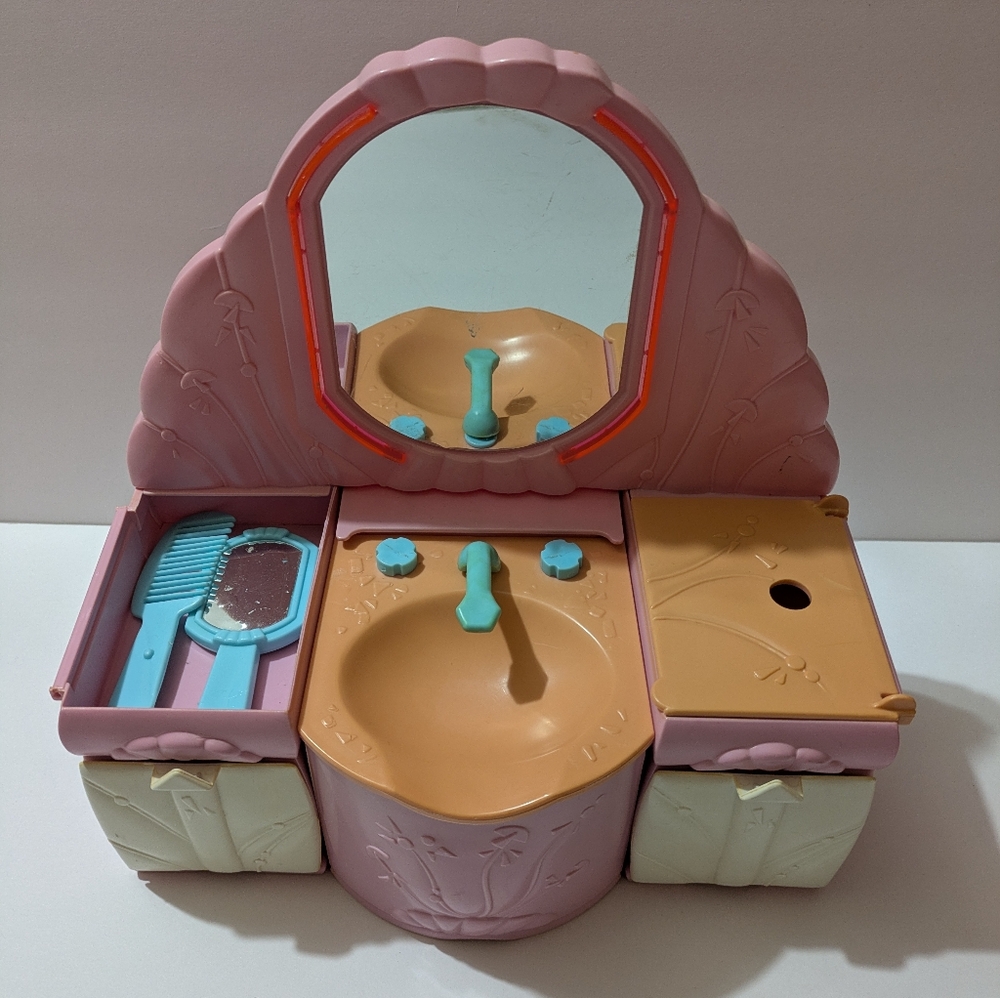 1988 Dolly Surprise Beauty Salon Playskool